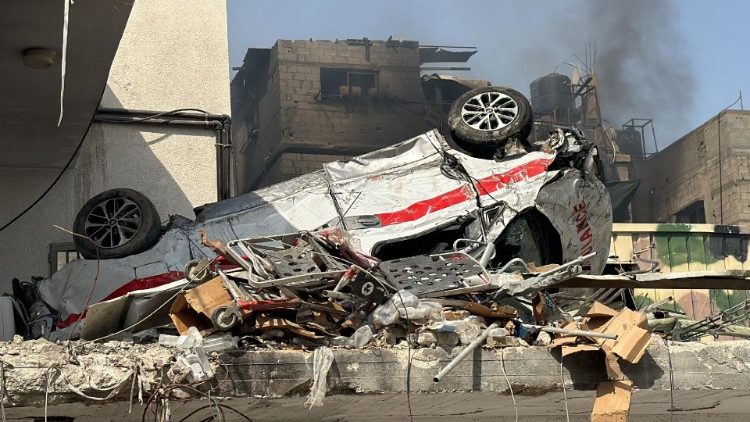 Ambulanza distrutta a Beit Lahia nel nord della Striscia