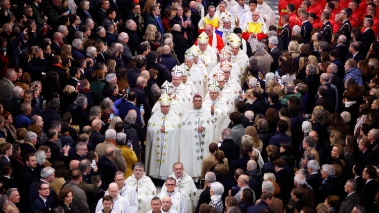 In processione all'interno della cattedrale