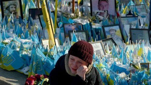 Gallagher: da tre anni sofferenze immense per l'Ucraina, basta guerra