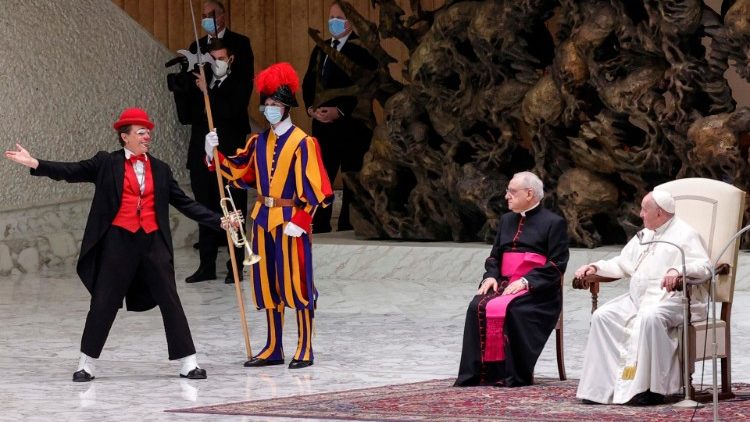 Il Papa assiste a uno spettacolo di clown durante l'Udienza generale del 5 gennaio 2022