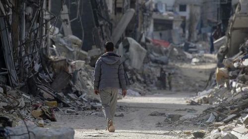 Francesco: attuare nel mondo l'articolo 11 della Costituzione italiana, la guerra sia bandita