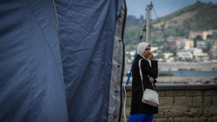 La tendopoli allestita nel porto di Pozzuoli a causa dello sciame sismico