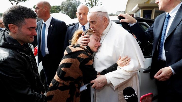 Il Papa abbraccia Serena, mamma della piccola Angelica morta al Gemelli nel 2023, nei giorni del ricovero del Pontefice