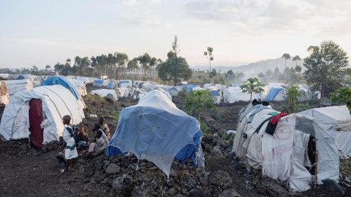 RD Congo, attacco in un campo sfollati. Il dolore del Papa: vile violenza