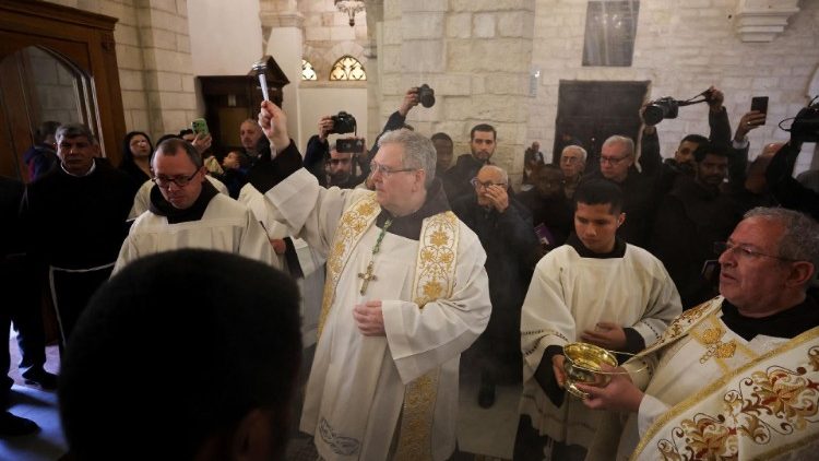 La cerimonia di inizio Avvento nella chiesa della Natività, a Betlemme