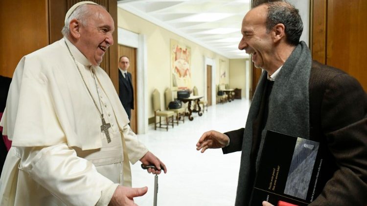 Il Papa saluta il comico italiano Roberto Benigni in Vaticano, nel dicembre 2022