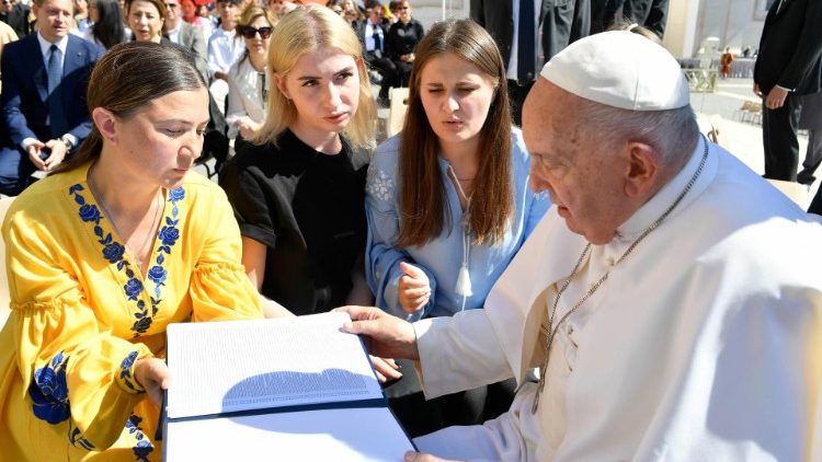 Le donne consegnano i loro doni a Papa Francesco