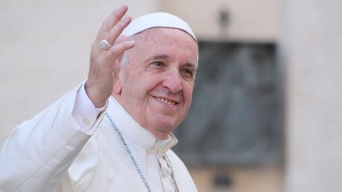 Il Papa: cari poeti, aiutateci a sognare