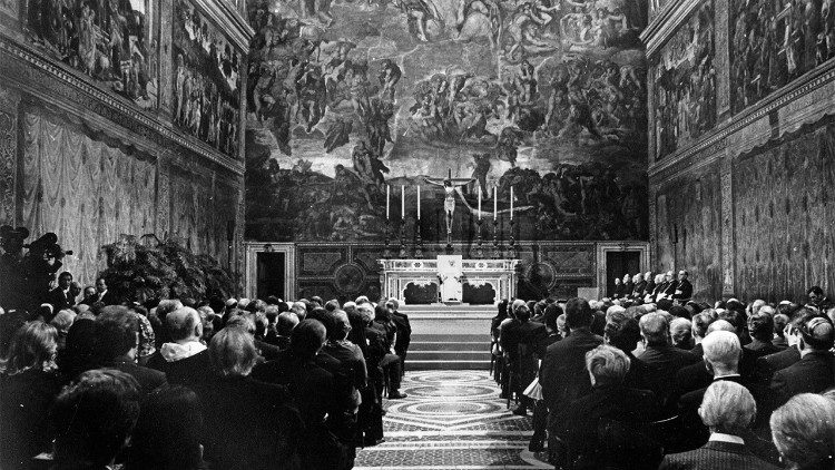 Paolo VI presiede un incontro nella Cappella Sistina