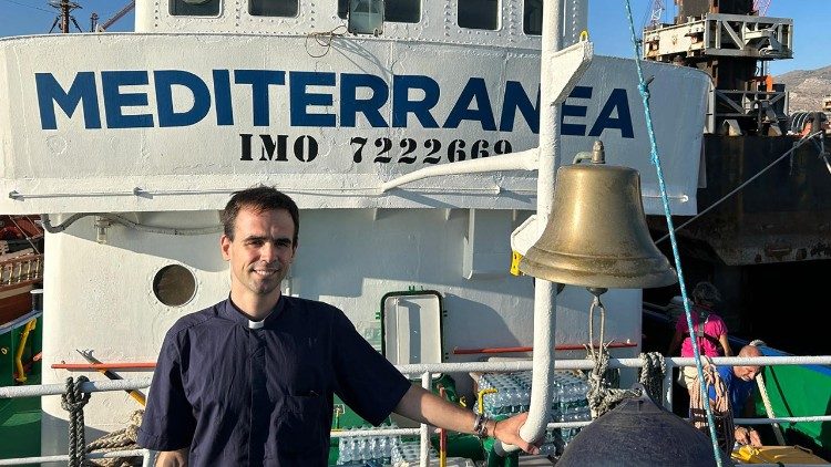 Don Mattia Ferrari davanti alla Mare Jonio