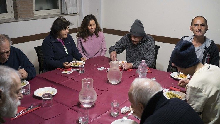 Gli ospiti di Palazzo Migliori durante la cena