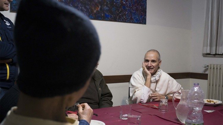 Il cardinale Vesco insieme agli ospiti della struttura