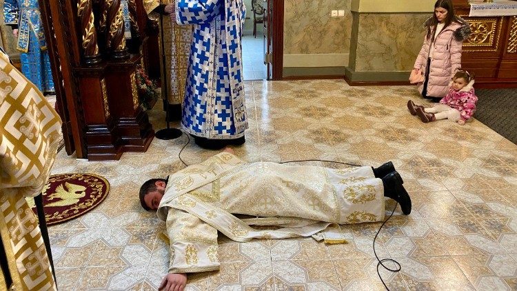 Un momento dell'ordinazione sacerdotale don Petro Manzyak