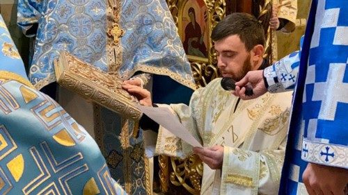 Ucraina. Dalle trincee all’altare, storia di un prete fiorito fra le bombe