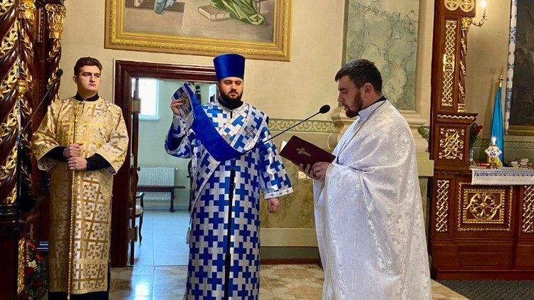 Don Petro durante la cerimonia di ordinazione sacerdotale