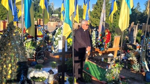 Krajewski in Ucraina: rabbia e dolore davanti alle tombe dei giovani morti in guerra