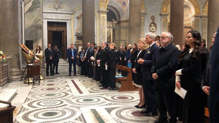 I presenti alla Messa di Zuppi a Santa Maria in Trastevere per i mille giorni di guerra in Ucraina