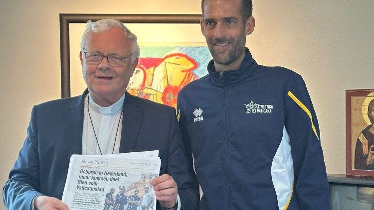 Rien Schuurhuis, in corsa per Athletica Vaticana, con monsignor Patrick Hoogmartens, vescovo di Hasselt
